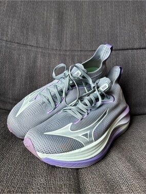 Mizuno Neo Vista Women's Running Shoes in Gray & Lavender
